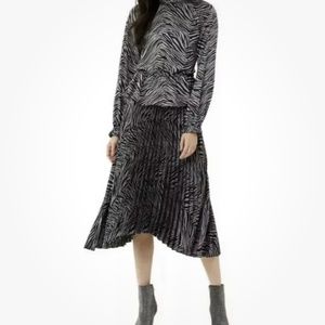 Scoop NYC Women’s Pleated Skirt Gray Chevron Zebra Medium 8-10 NEW